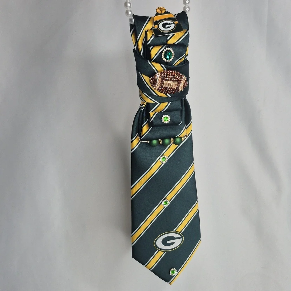 Handcrafted Luxury Fashion Necktie Necklace 📿 (PACKERS)